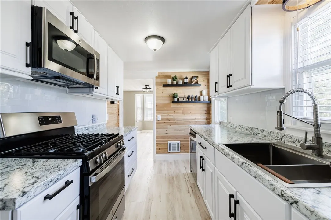 2986 Lyell Road, Gates, New York 14606, Gates, New York 14606, 2 Bedrooms Bedrooms, 6 Rooms Rooms,2 BathroomsBathrooms,Residential,Closed,2986 Lyell Road, Gates, New York 14606,0,R1636644