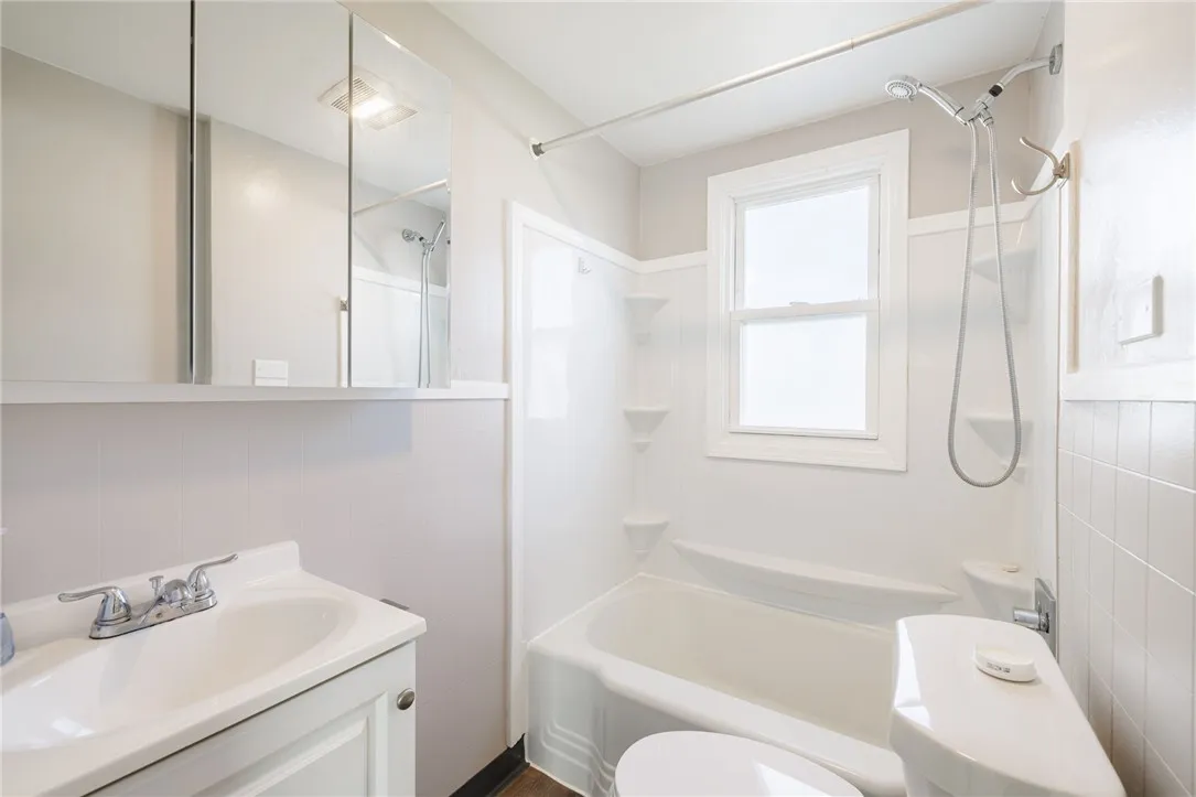 2986 Lyell Road, Gates, New York 14606, Gates, New York 14606, 2 Bedrooms Bedrooms, 6 Rooms Rooms,2 BathroomsBathrooms,Residential,Closed,2986 Lyell Road, Gates, New York 14606,0,R1636644