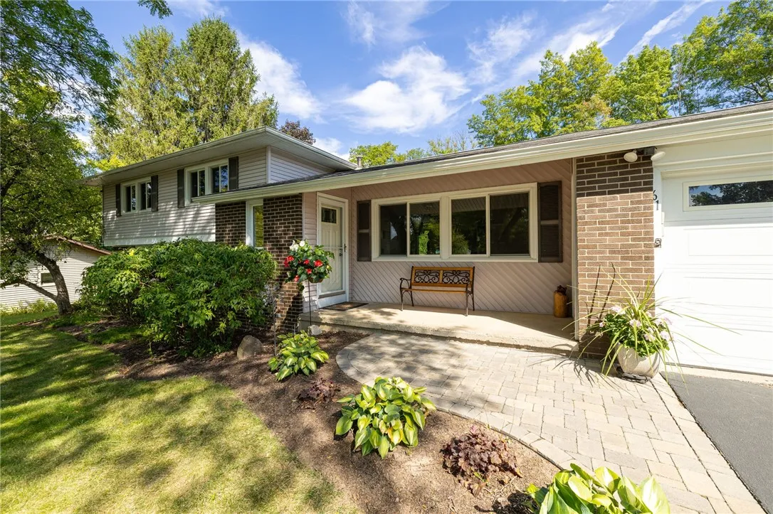 61 Barnfield Road, Henrietta, New York 14534, Henrietta, New York 14534, 4 Bedrooms Bedrooms, 9 Rooms Rooms,2 BathroomsBathrooms,Residential,Closed,61 Barnfield Road, Henrietta, New York 14534,0,R1637283
