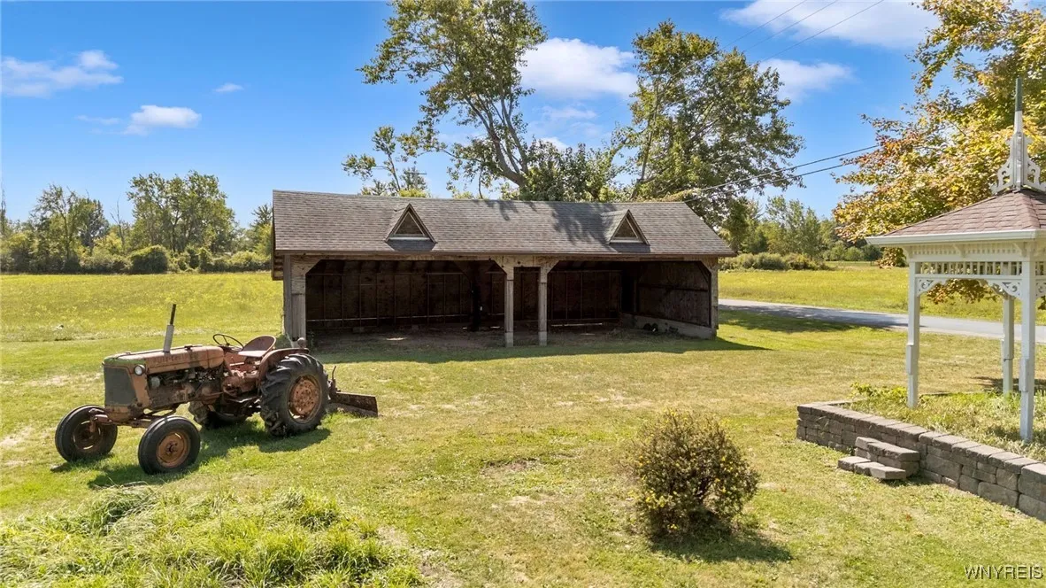 detached 1988 machine shed 880SF