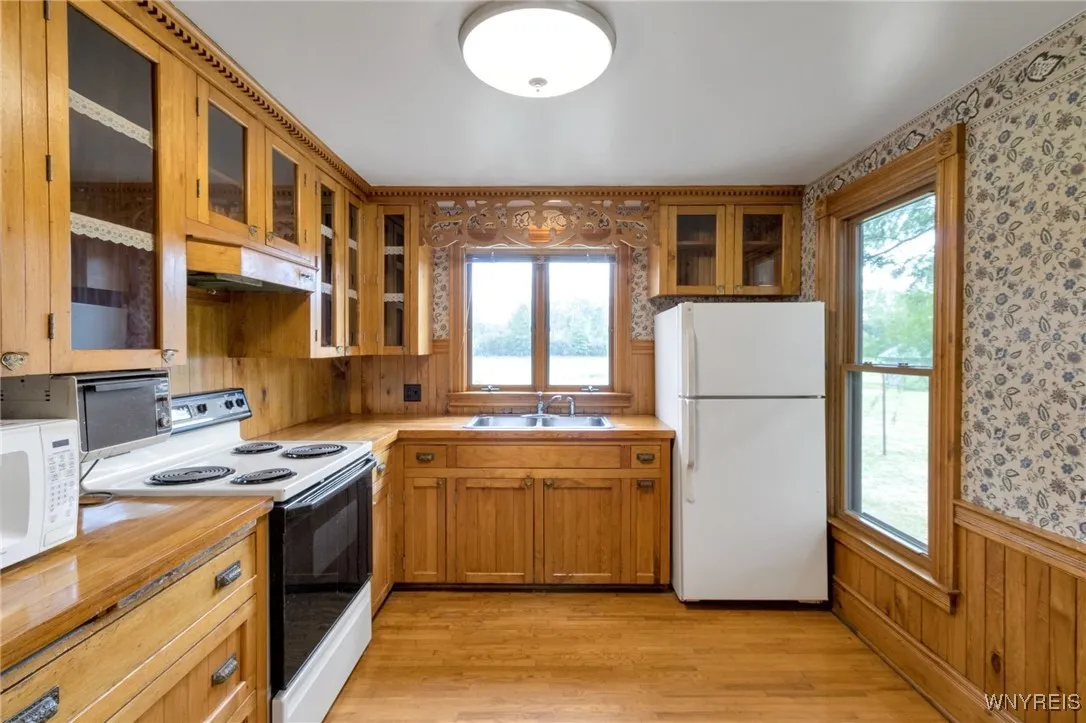 plate glass upper cabinets with shaker style base cabinets