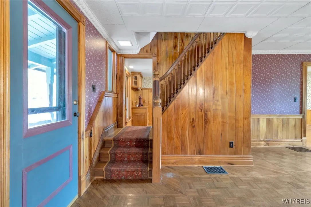 double sided entry stairwell to second floor hallway (seperate stairs to primary bedroom/2nd floor family room)