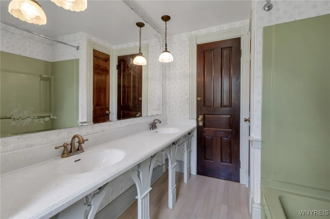 2nd floor bath main home