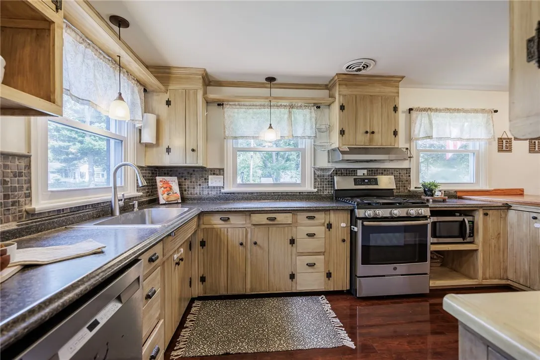 10 Highland Drive, Penfield, New York 14526, Penfield, New York 14526, 3 Bedrooms Bedrooms, 8 Rooms Rooms,2 BathroomsBathrooms,Residential,Closed,10 Highland Drive, Penfield, New York 14526,0,R1637087