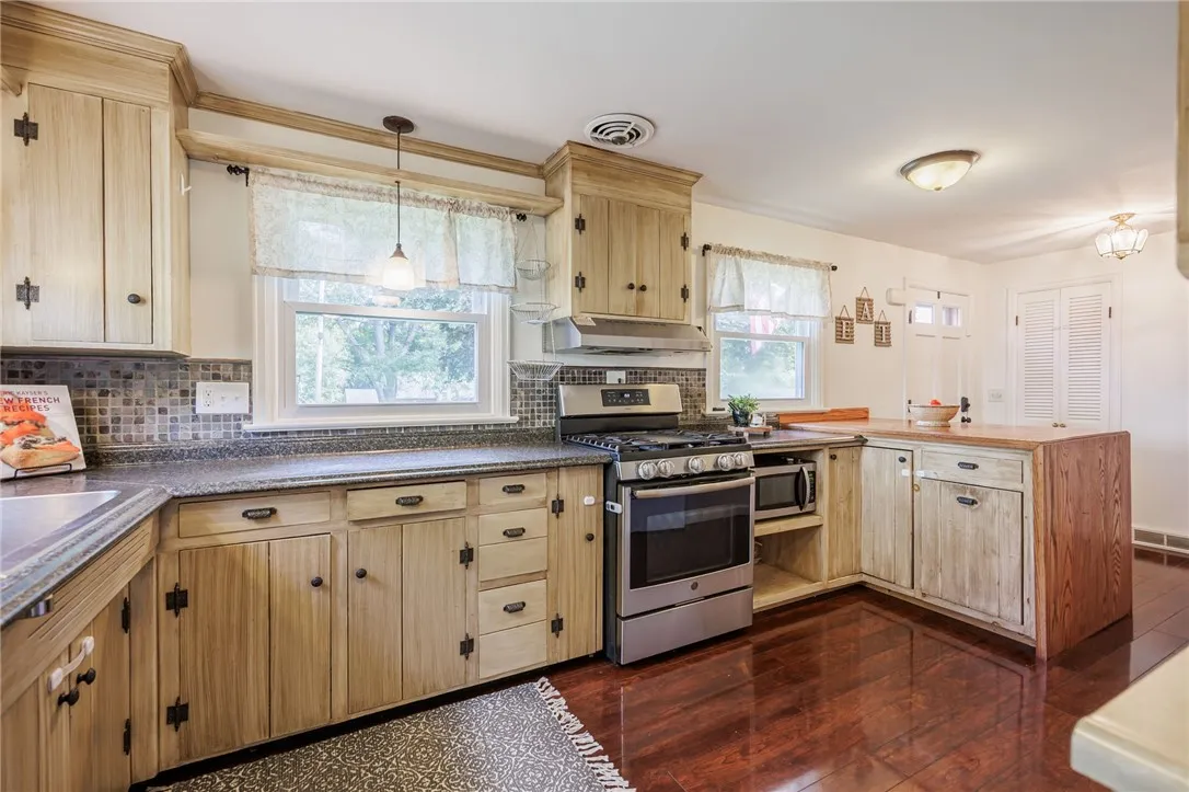 10 Highland Drive, Penfield, New York 14526, Penfield, New York 14526, 3 Bedrooms Bedrooms, 8 Rooms Rooms,2 BathroomsBathrooms,Residential,Closed,10 Highland Drive, Penfield, New York 14526,0,R1637087