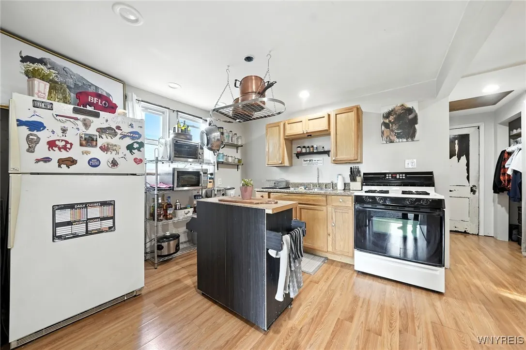 315 Roesch Avenue, Buffalo, New York 14207, Buffalo, New York 14207, 3 Bedrooms Bedrooms, ,2 BathroomsBathrooms,Residential,Closed,315 Roesch Avenue, Buffalo, New York 14207,0,B1637463