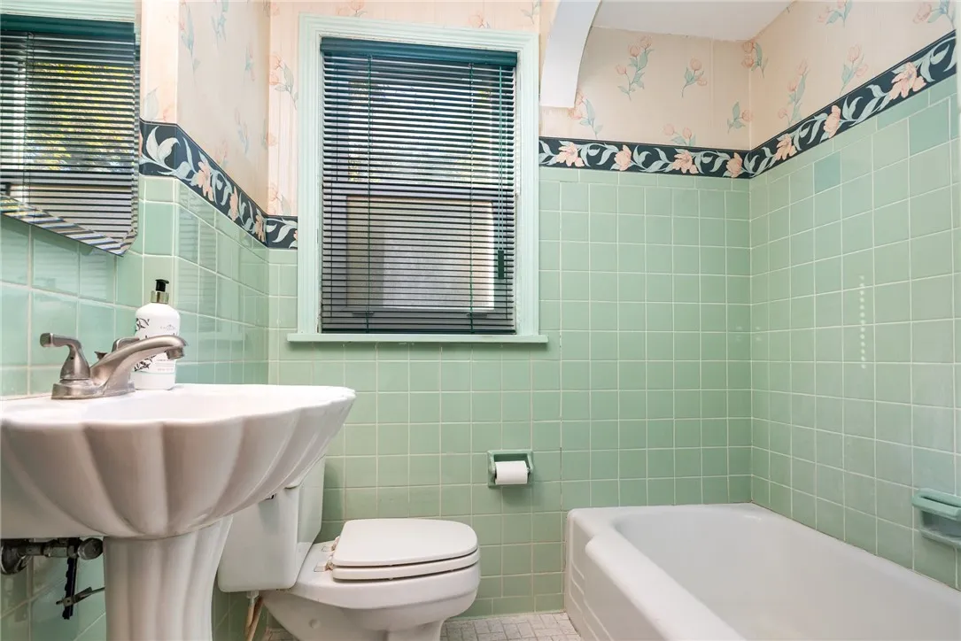 71 Hartsdale Road, Irondequoit, New York 14622, Irondequoit, New York 14622, 3 Bedrooms Bedrooms, 6 Rooms Rooms,2 BathroomsBathrooms,Residential,Closed,71 Hartsdale Road, Irondequoit, New York 14622,0,R1637416