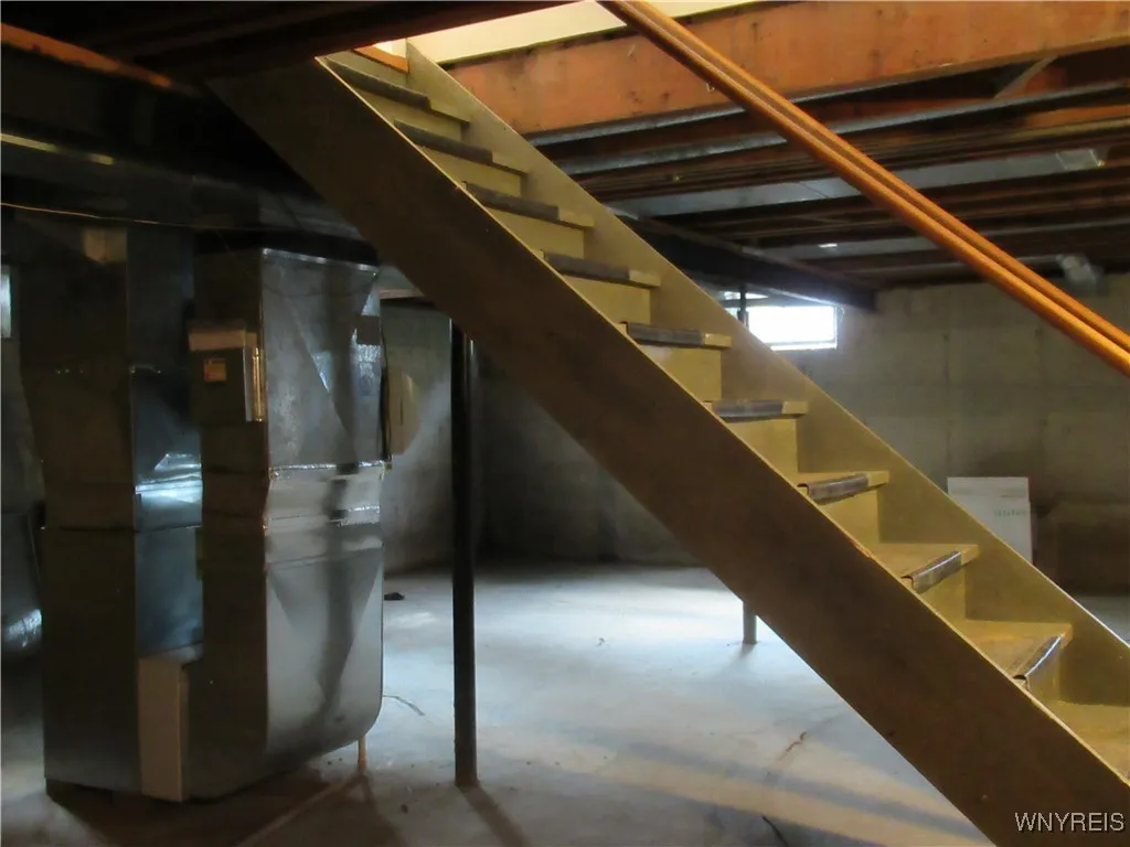 Amazing Full Basement - New Furnace - New H2O & Lift Pump for washer