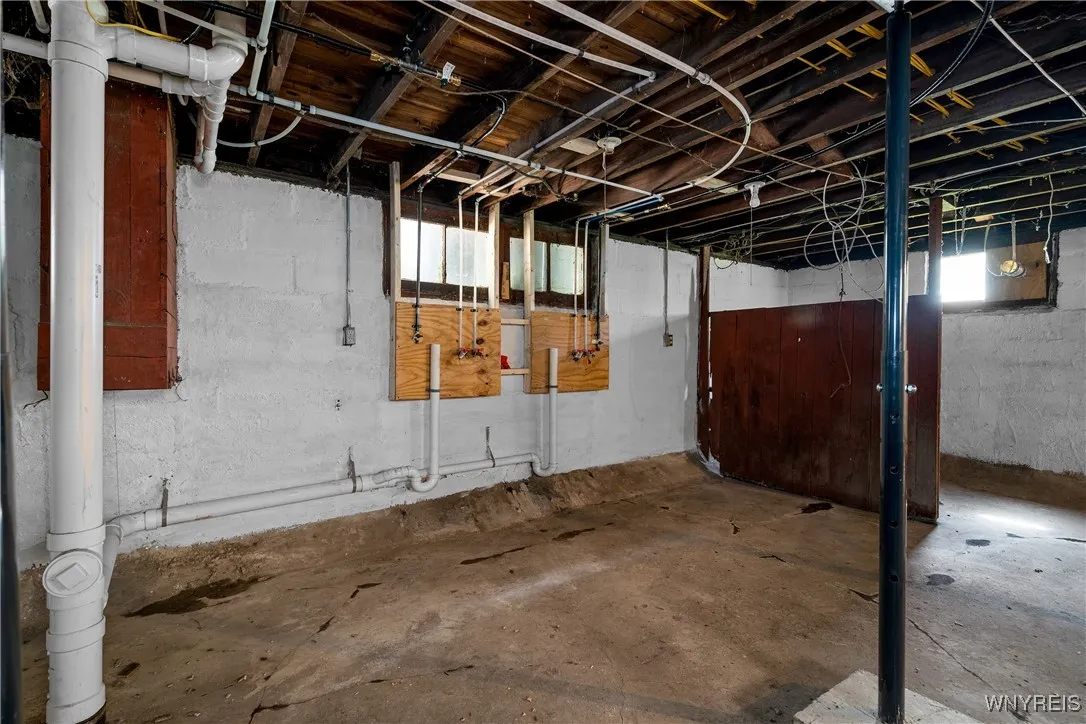 33 Harding Road, Buffalo, New York 14220, Buffalo, New York 14220, 6 Bedrooms Bedrooms, ,2 BathroomsBathrooms,Residential,For Sale,33 Harding Road, Buffalo, New York 14220,0,B1637223