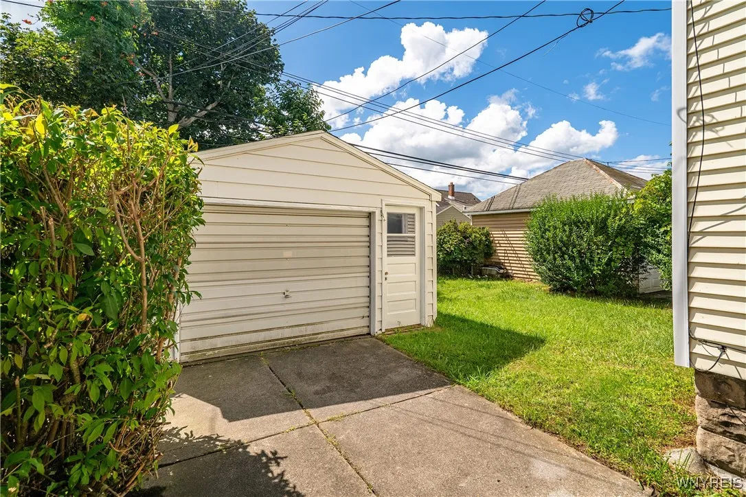 33 Harding Road, Buffalo, New York 14220, Buffalo, New York 14220, 6 Bedrooms Bedrooms, ,2 BathroomsBathrooms,Residential,For Sale,33 Harding Road, Buffalo, New York 14220,0,B1637223