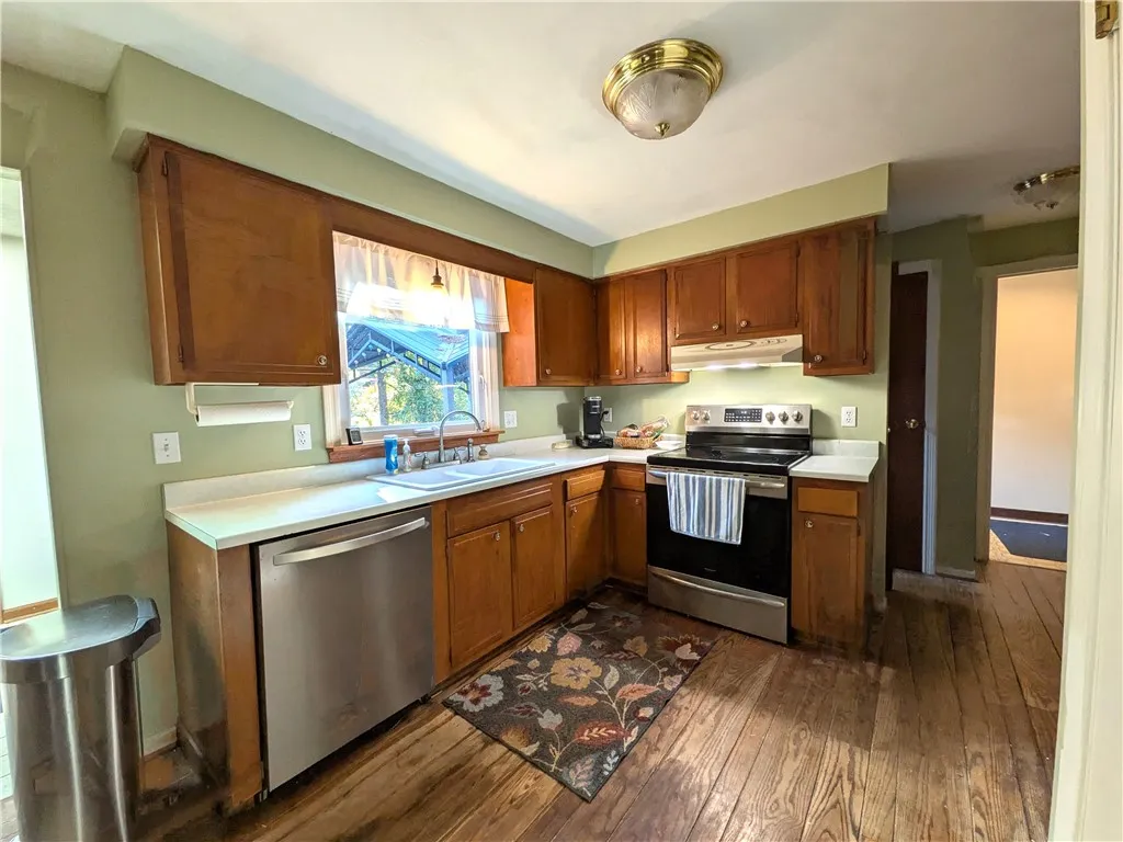 Large eat-in kitchen, with newer appliances.