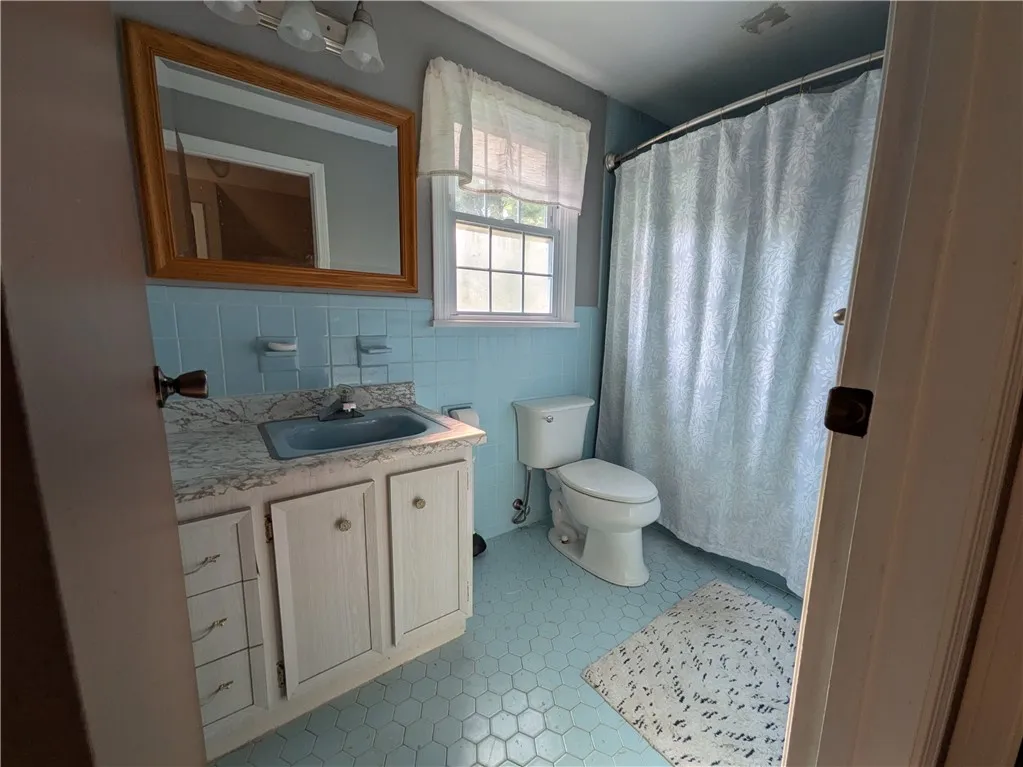 2nd floor full bath.