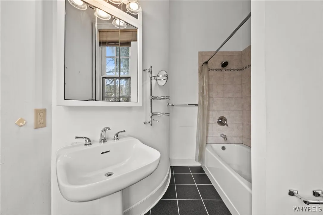 125 Edward Street 1j, Buffalo, New York 14201, Buffalo, New York 14201, 2 Bedrooms Bedrooms, 5 Rooms Rooms,1 BathroomBathrooms,Residential,For Sale,125 Edward Street 1j, Buffalo, New York 14201,0,B1637723