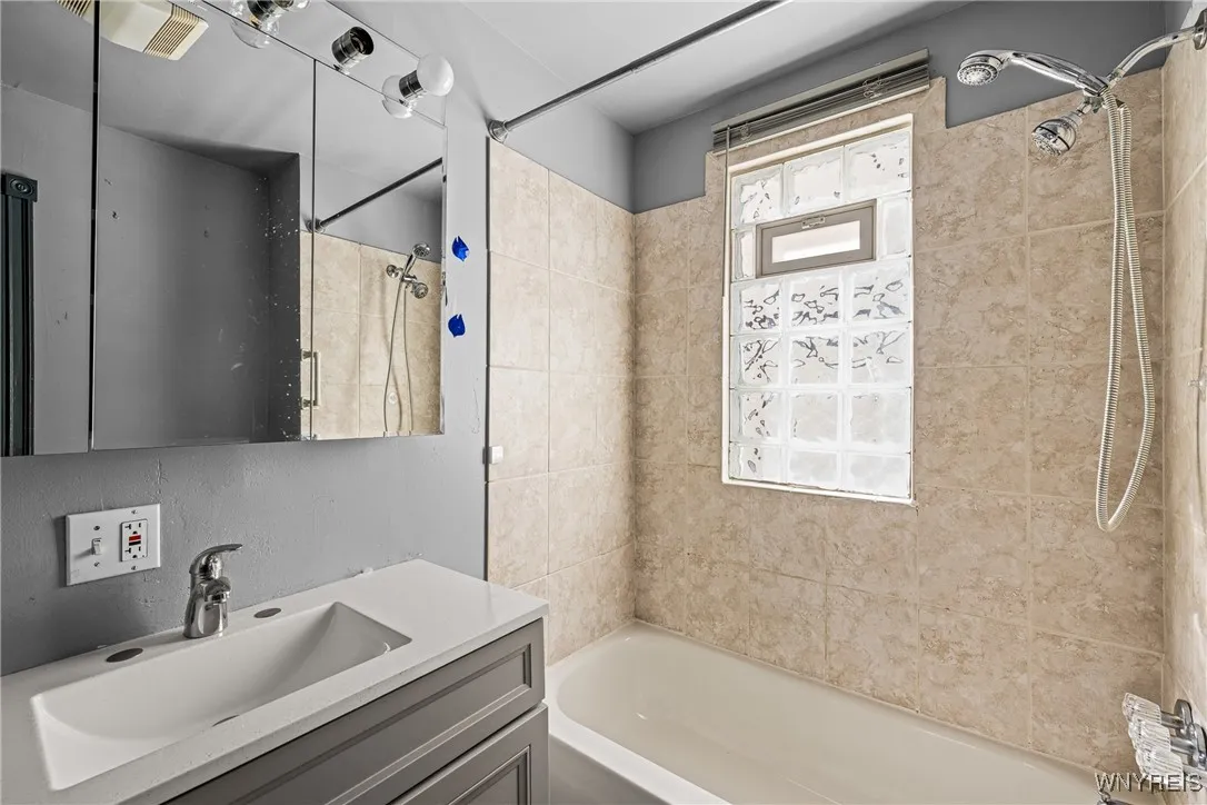 105 Dorris Avenue, Buffalo, New York 14215, Buffalo, New York 14215, 4 Bedrooms Bedrooms, 6 Rooms Rooms,1 BathroomBathrooms,Residential,Closed,105 Dorris Avenue, Buffalo, New York 14215,0,B1637623