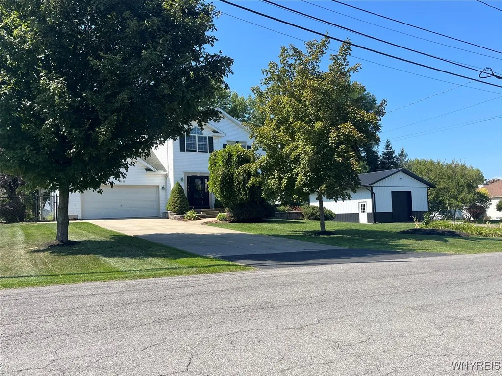 5992 Shoreham Drive, Hamburg, New York 14085, Hamburg, New York 14085, 3 Bedrooms Bedrooms, 6 Rooms Rooms,1 BathroomBathrooms,Residential,For Sale,5992 Shoreham Drive, Hamburg, New York 14085,0,B1637748