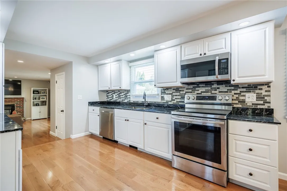 30 West Sunset Trail West, Perinton, New York 1445, Perinton, New York 14450, 3 Bedrooms Bedrooms, 8 Rooms Rooms,1 BathroomBathrooms,Residential,Closed,30 West Sunset Trail West, Perinton, New York 1445,0,R1637700