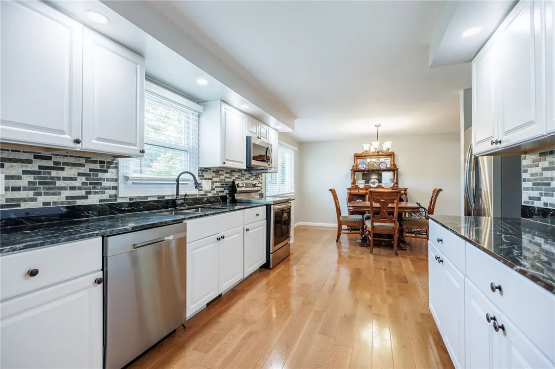 30 West Sunset Trail West, Perinton, New York 1445, Perinton, New York 14450, 3 Bedrooms Bedrooms, 8 Rooms Rooms,1 BathroomBathrooms,Residential,Closed,30 West Sunset Trail West, Perinton, New York 1445,0,R1637700