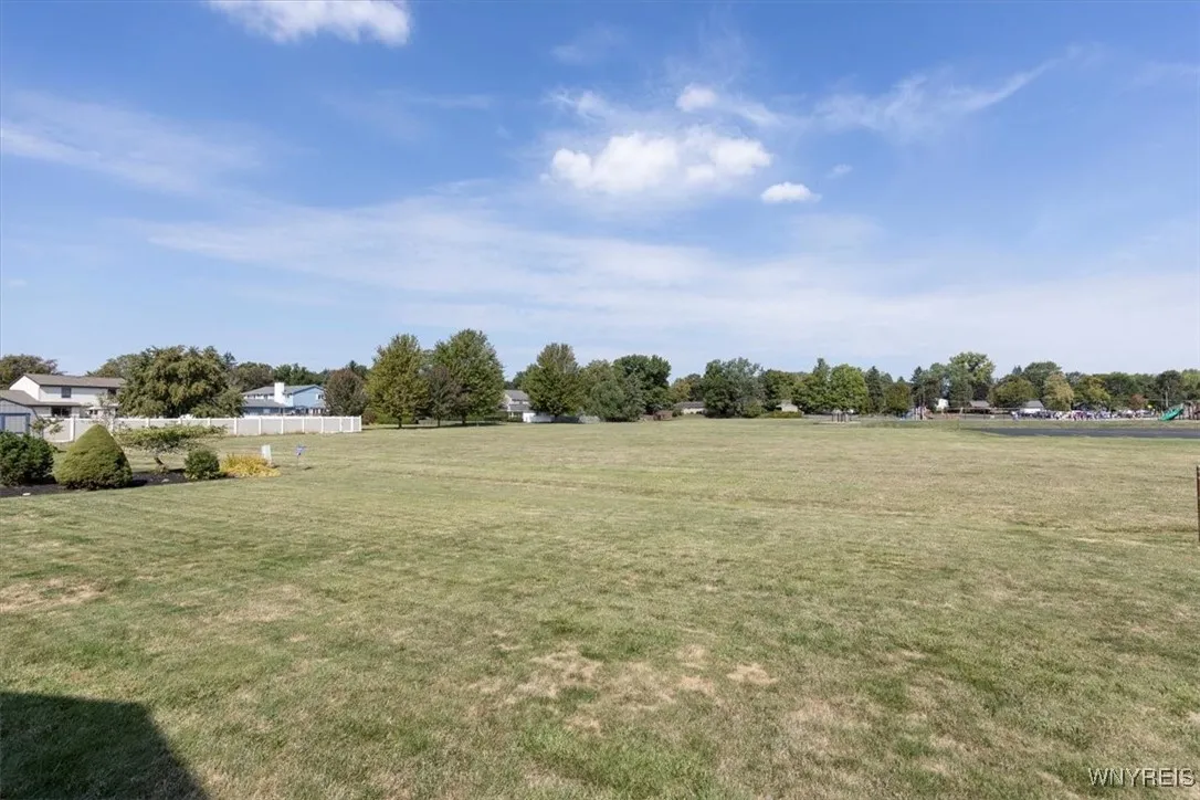 Awesome backyard, walking distance to the play ground.