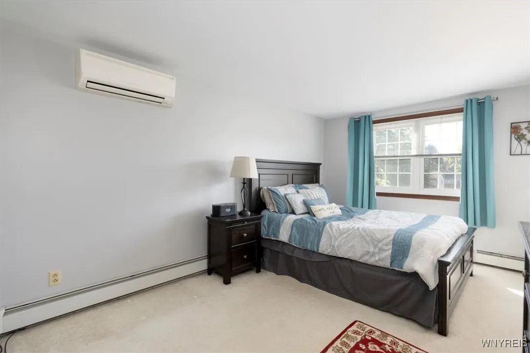 Large primary bed room