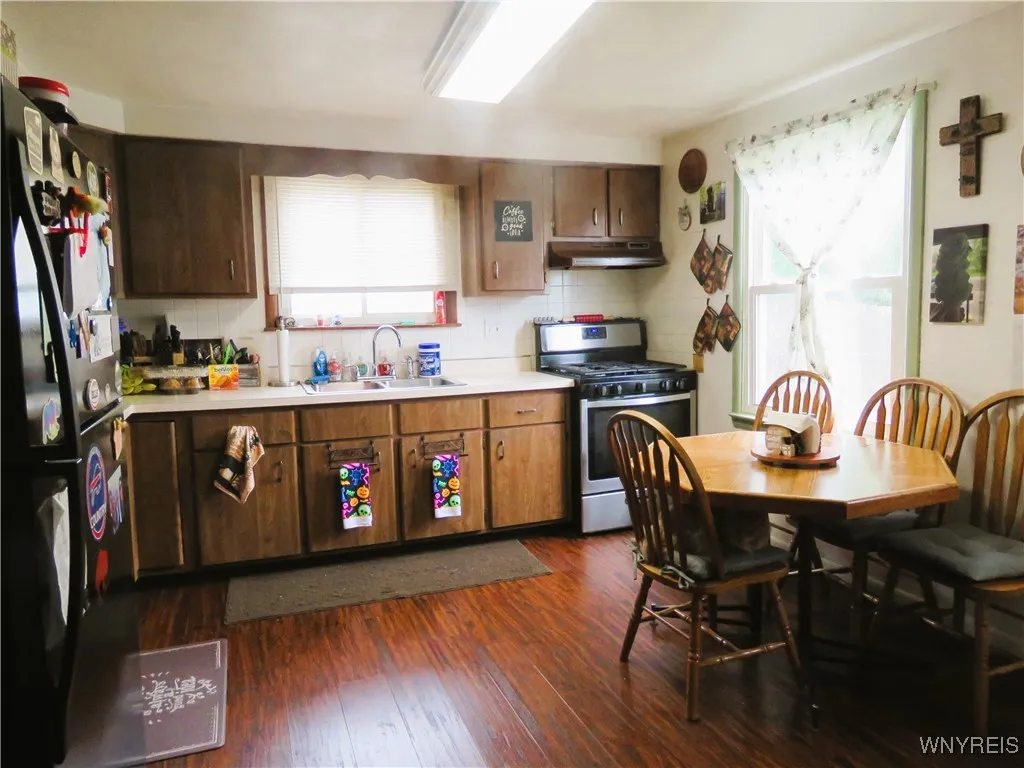 Apt 1 - 15X14 Eat-in Kitchen