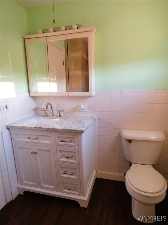Apt 2 Full Bath - New ($1,000) Vanity