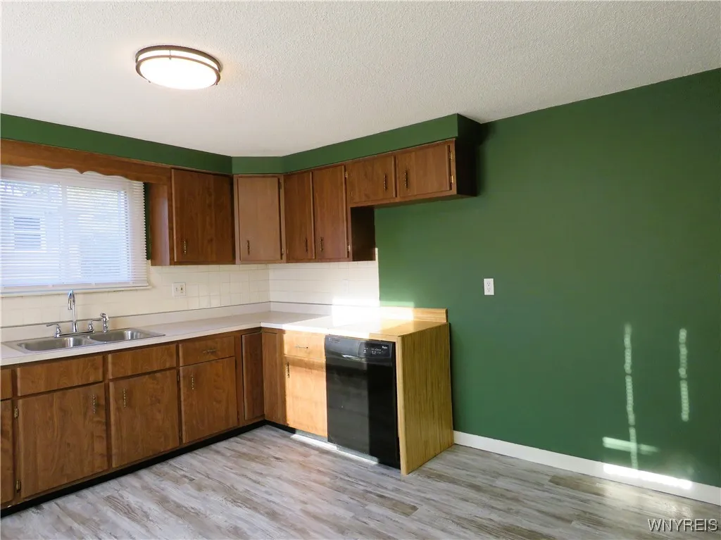 Apt 2 - 15x14 Eat-in Kitchen