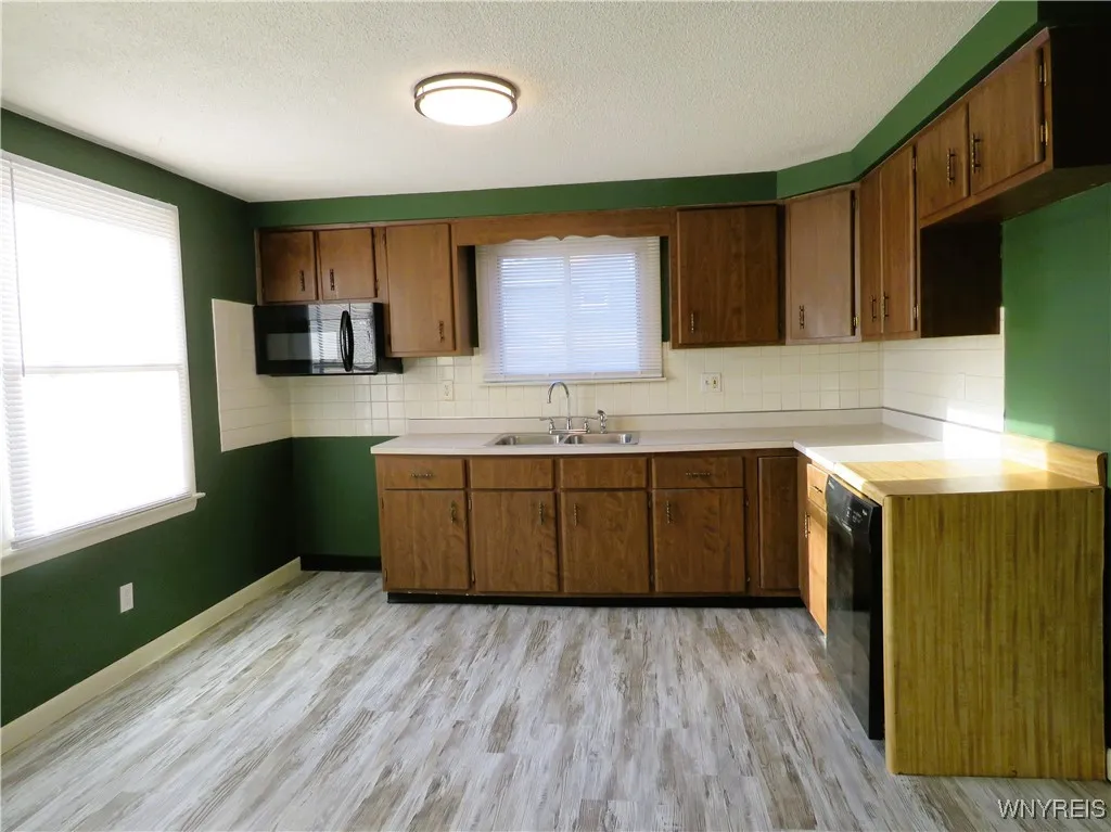 Apt 2 - 15x14 Eat-in Kitchen