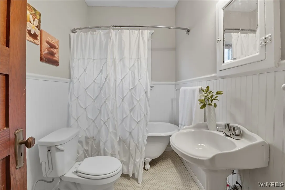 10 Russell Street, Buffalo, New York 14214, Buffalo, New York 14214, 4 Bedrooms Bedrooms, ,2 BathroomsBathrooms,Residential,For Sale,10 Russell Street, Buffalo, New York 14214,0,B1631457