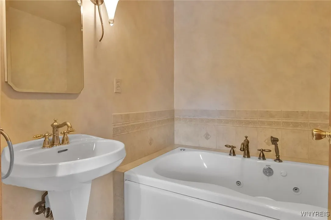 4 Kelvin Drive, Tonawanda, New York 14223, Tonawanda, New York 14223, 3 Bedrooms Bedrooms, 8 Rooms Rooms,2 BathroomsBathrooms,Residential,For Sale,4 Kelvin Drive, Tonawanda, New York 14223,0,B1637803
