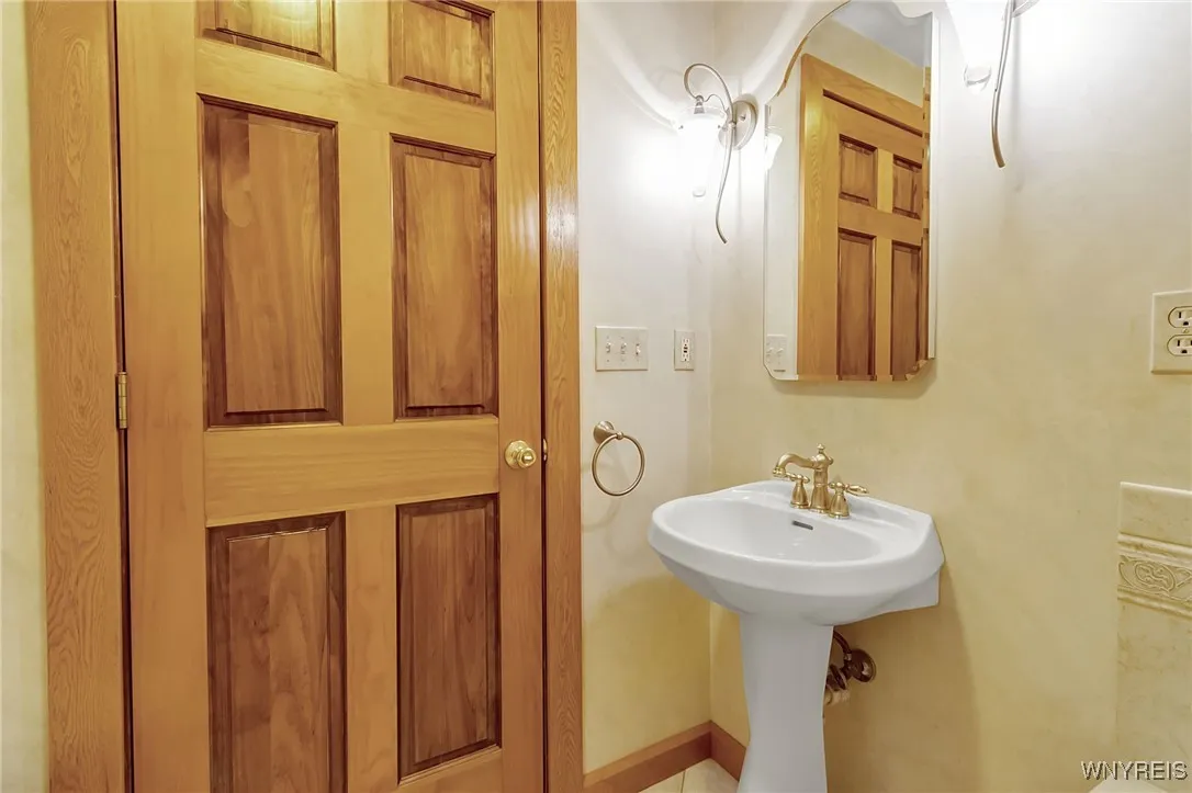 4 Kelvin Drive, Tonawanda, New York 14223, Tonawanda, New York 14223, 3 Bedrooms Bedrooms, 8 Rooms Rooms,2 BathroomsBathrooms,Residential,For Sale,4 Kelvin Drive, Tonawanda, New York 14223,0,B1637803