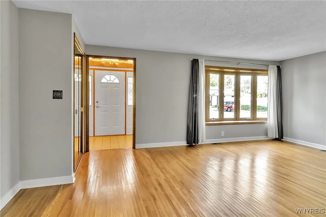 4 Kelvin Drive, Tonawanda, New York 14223, Tonawanda, New York 14223, 3 Bedrooms Bedrooms, 8 Rooms Rooms,2 BathroomsBathrooms,Residential,For Sale,4 Kelvin Drive, Tonawanda, New York 14223,0,B1637803