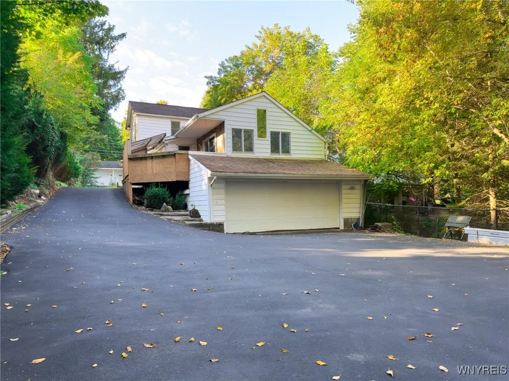 Driveway with parking and ample turn-around space