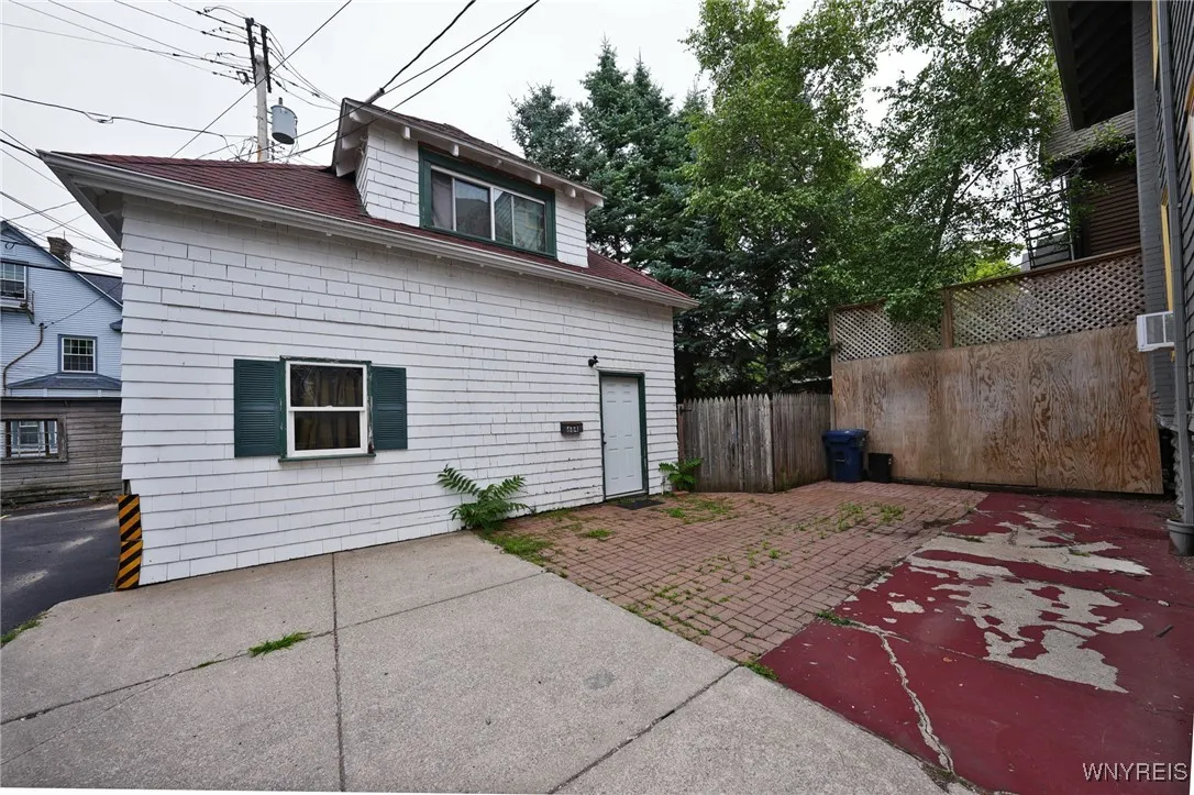 666 Auburn Avenue 2, Buffalo, New York 14222, Buffalo, New York 14222, 2 Bedrooms Bedrooms, 6 Rooms Rooms,1 BathroomBathrooms,Residential Lease,For Rent,666 Auburn Avenue 2, Buffalo, New York 14222,0,B1638009