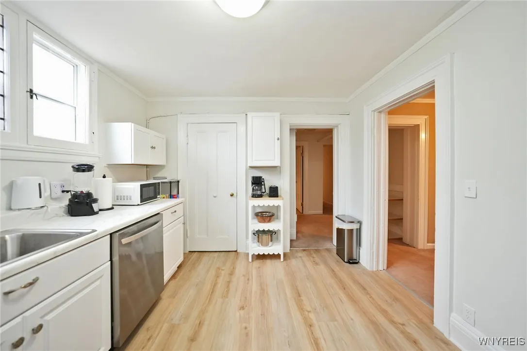 666 Auburn Avenue 2, Buffalo, New York 14222, Buffalo, New York 14222, 2 Bedrooms Bedrooms, 6 Rooms Rooms,1 BathroomBathrooms,Residential Lease,For Rent,666 Auburn Avenue 2, Buffalo, New York 14222,0,B1638009