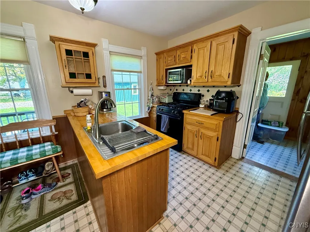 2594 School Street, Cazenovia, New York 13122, Cazenovia, New York 13122, 2 Bedrooms Bedrooms, 9 Rooms Rooms,1 BathroomBathrooms,Residential,Closed,2594 School Street, Cazenovia, New York 13122,0,S1637482