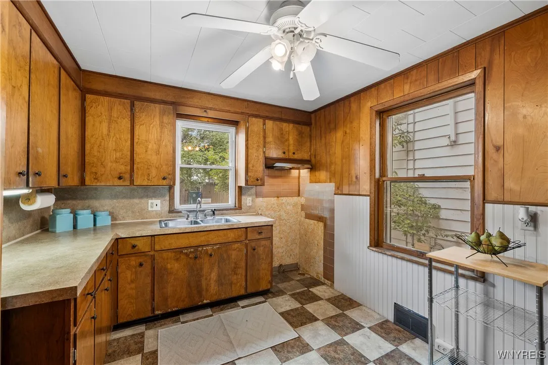 601 Spruce Avenue, Niagara Falls, New York 14301, Niagara Falls, New York 14301, 4 Bedrooms Bedrooms, 11 Rooms Rooms,3 BathroomsBathrooms,Residential,Closed,601 Spruce Avenue, Niagara Falls, New York 14301,0,B1638033