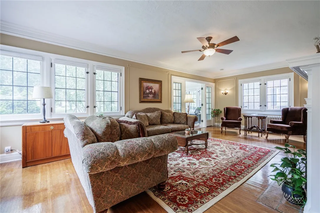 Spacious yet cozy livingroom filled with light