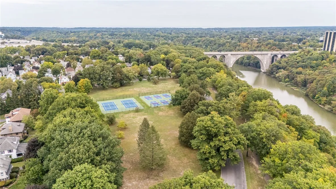 Access to Maplewood Park and Genesee Riverway Trail