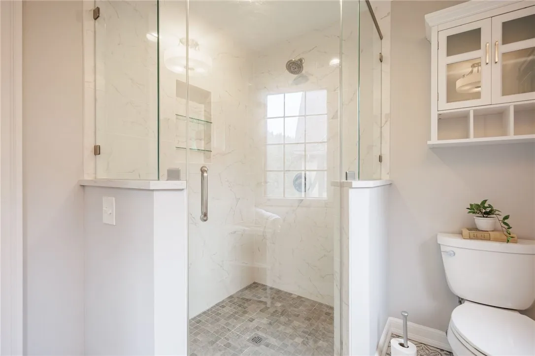 Highlight: Updated primary en suite bath