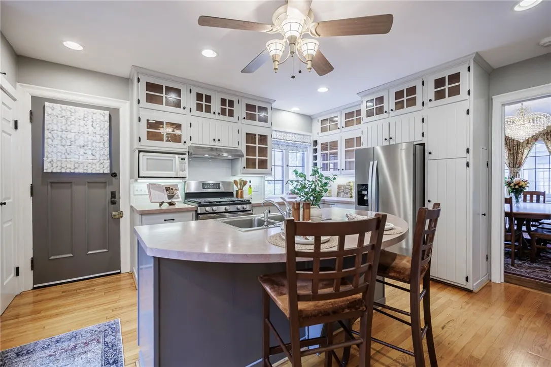Highlight: Chef's kitchen with stainless steel appliacnces for entertaining; easy access to outdoor patio