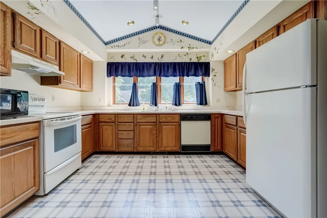 14 Old Winding Lane, Perinton, New York 14450, Perinton, New York 14450, 2 Bedrooms Bedrooms, 6 Rooms Rooms,2 BathroomsBathrooms,Residential,Closed,14 Old Winding Lane, Perinton, New York 14450,0,R1628974