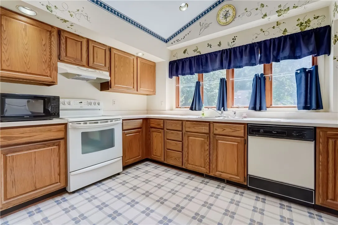14 Old Winding Lane, Perinton, New York 14450, Perinton, New York 14450, 2 Bedrooms Bedrooms, 6 Rooms Rooms,2 BathroomsBathrooms,Residential,Closed,14 Old Winding Lane, Perinton, New York 14450,0,R1628974