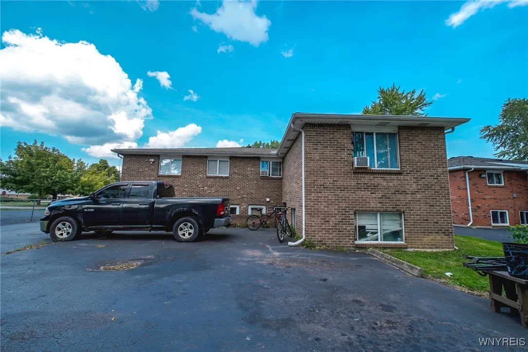 595 East Robinson Street, North Tonawanda, New Yor, North Tonawanda, New York 14120, 9 Bedrooms Bedrooms, ,4 BathroomsBathrooms,Residential,For Sale,595 East Robinson Street, North Tonawanda, New Yor,0,B1637086