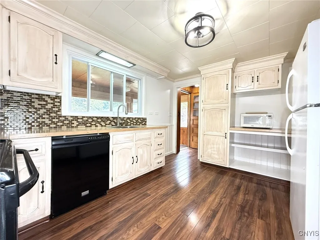 6449 Newport Road, Camillus, New York 13164, Camillus, New York 13164, 3 Bedrooms Bedrooms, 7 Rooms Rooms,1 BathroomBathrooms,Residential,Closed,6449 Newport Road, Camillus, New York 13164,0,S1638070