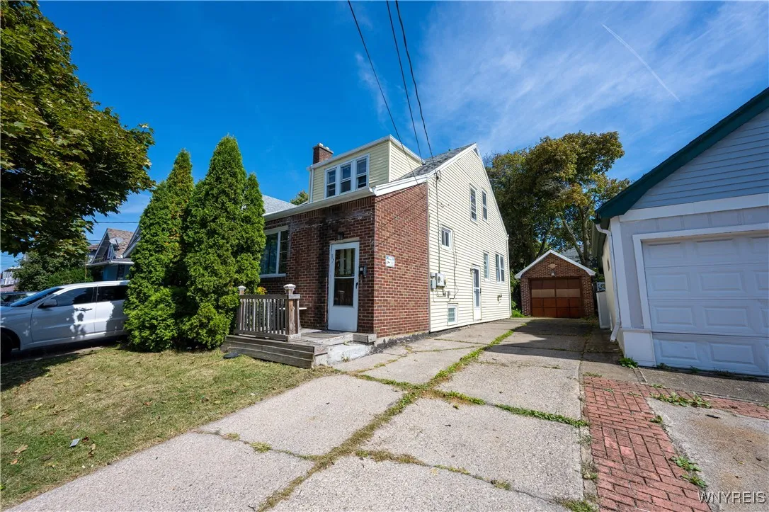 17 Fisher Street, Buffalo, New York 14211, Buffalo, New York 14211, 4 Bedrooms Bedrooms, 7 Rooms Rooms,2 BathroomsBathrooms,Residential,For Sale,17 Fisher Street, Buffalo, New York 14211,0,B1637774