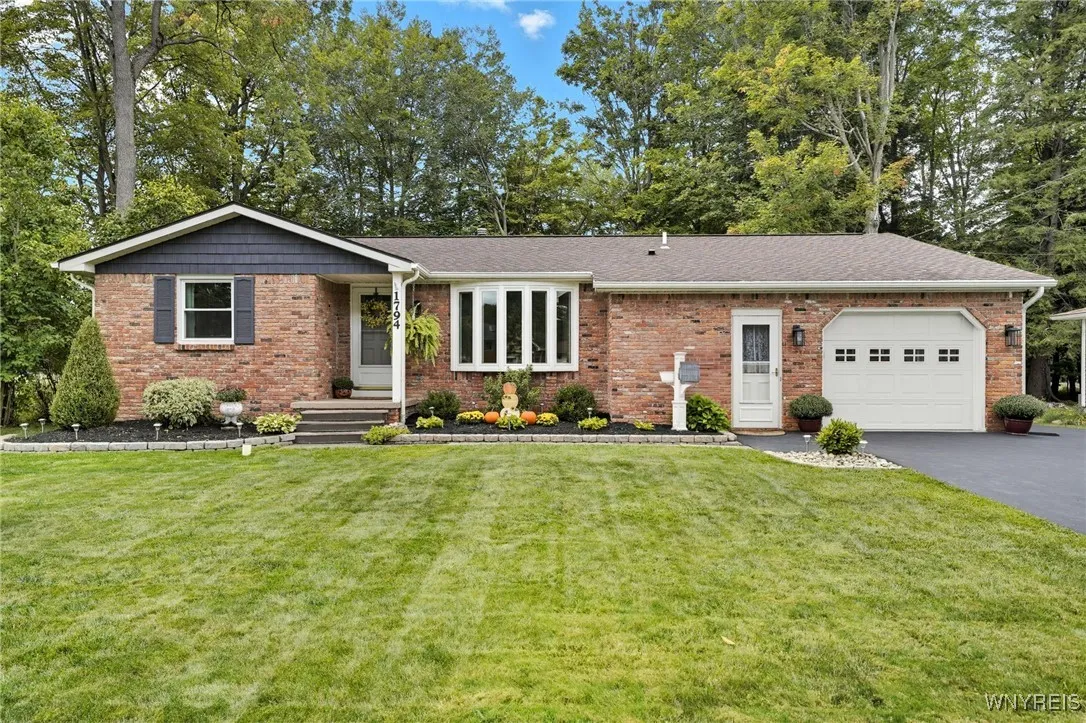 1794 Arlington Drive, Alden, New York 14004, Alden, New York 14004, 3 Bedrooms Bedrooms, 6 Rooms Rooms,1 BathroomBathrooms,Residential,For Sale,1794 Arlington Drive, Alden, New York 14004,0,B1637744