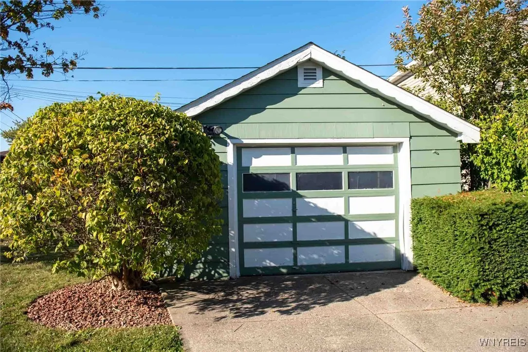 DETACCHED GARAGE WITH OPENER