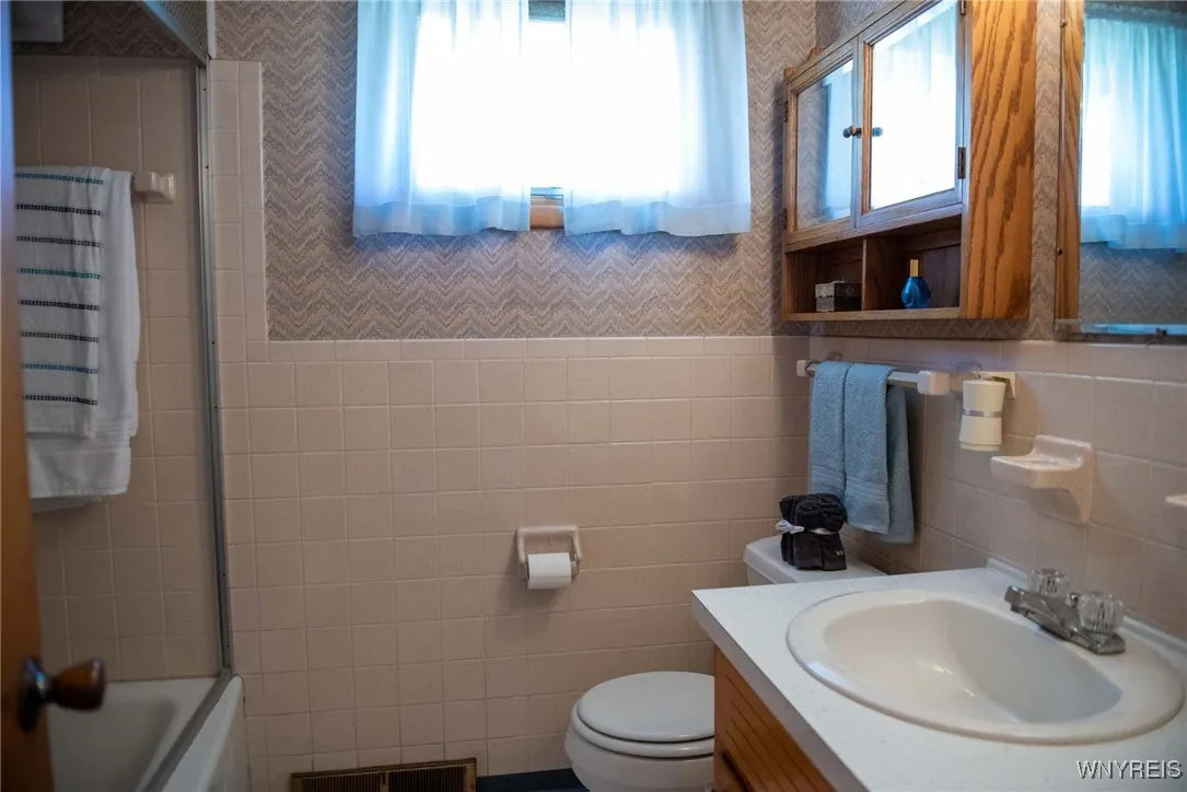 4328 Oakwood Avenue, Hamburg, New York 14219, Hamburg, New York 14219, 3 Bedrooms Bedrooms, 6 Rooms Rooms,1 BathroomBathrooms,Residential,For Sale,4328 Oakwood Avenue, Hamburg, New York 14219,0,B1638357