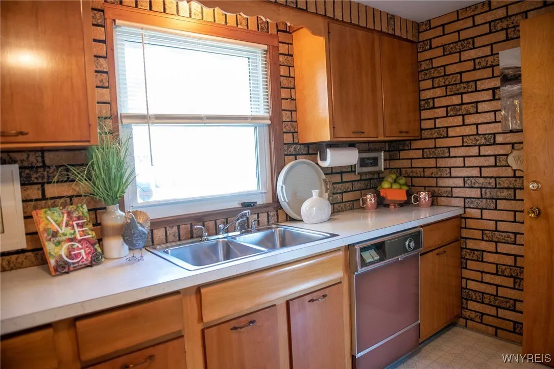 4328 Oakwood Avenue, Hamburg, New York 14219, Hamburg, New York 14219, 3 Bedrooms Bedrooms, 6 Rooms Rooms,1 BathroomBathrooms,Residential,For Sale,4328 Oakwood Avenue, Hamburg, New York 14219,0,B1638357