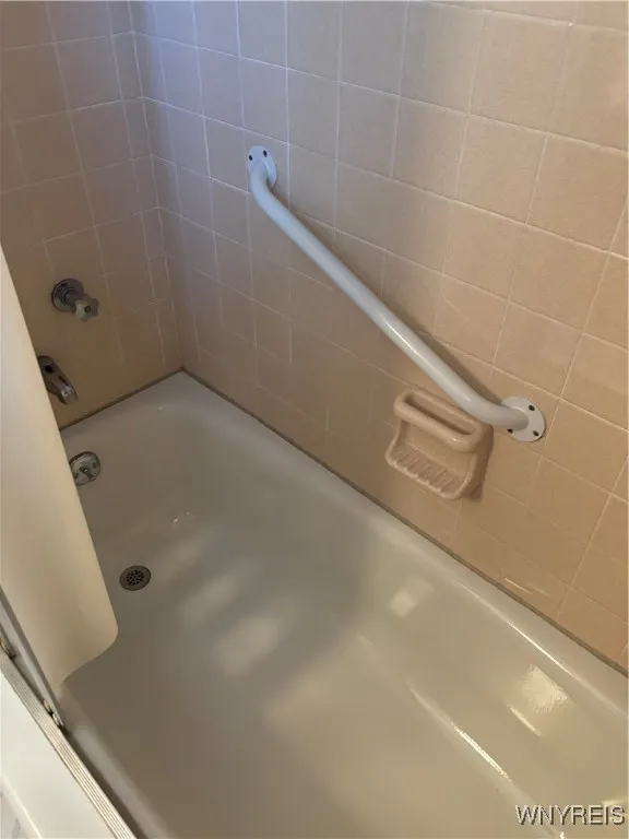WELL MAINTAINED CERAMIC SURROUND